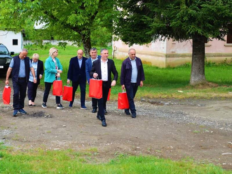 ცაგერის მუნიციპალიტეტის უფასო სასადილოებს სააღდგომო ნობათი გადაეცათ